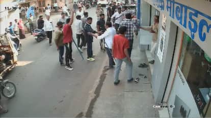 miscreants entered the mobile shop and beat up the shopkeeper
