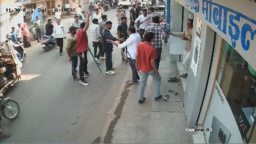 दुकान के बाहर सीसीटीवी फुटेज