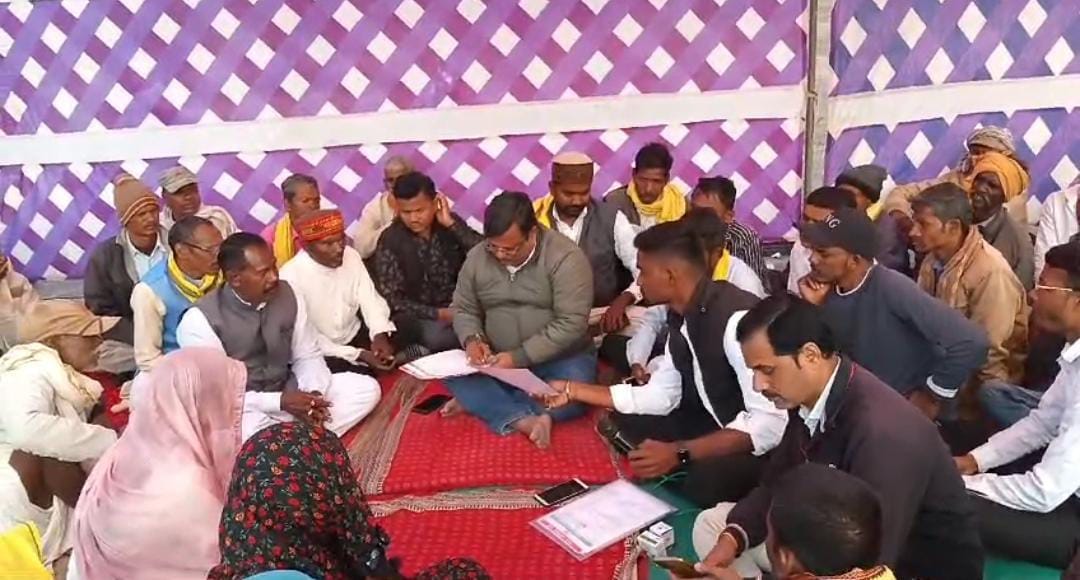 धरना देते लोग