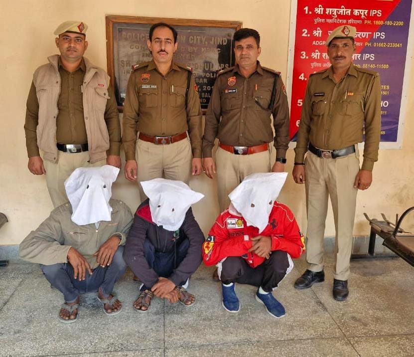 Youth robbed of cash and Bluetooth by showing knife, three arrested