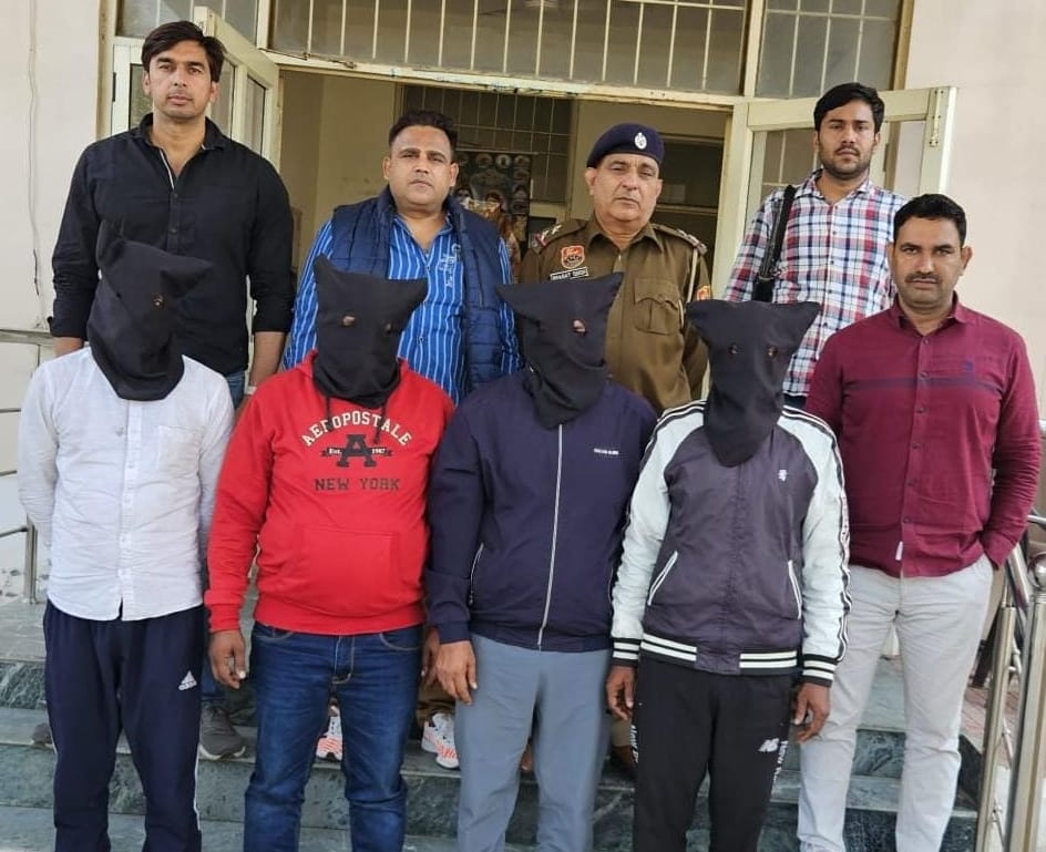 Four accused arrested for attempting to rob a CIA team travelling in a private car, weapons recovered