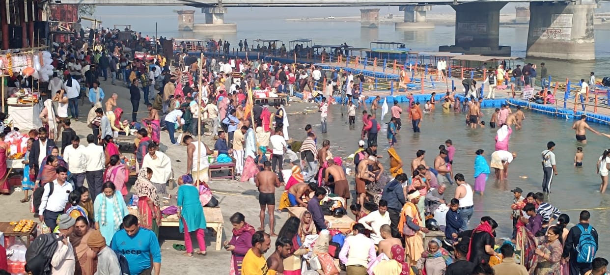 On Amavasya, devotees earned virtue by taking a dip in the Ganga