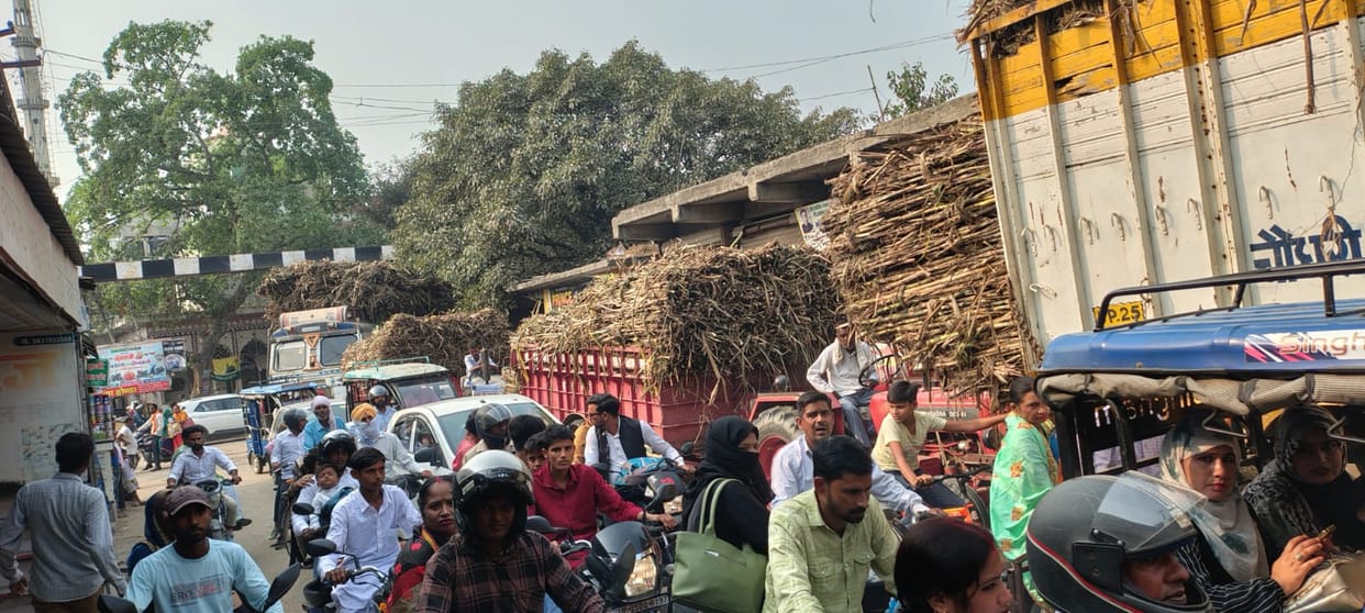 Due to non-construction of overbridge, half the city is troubled with traffic jam every day.