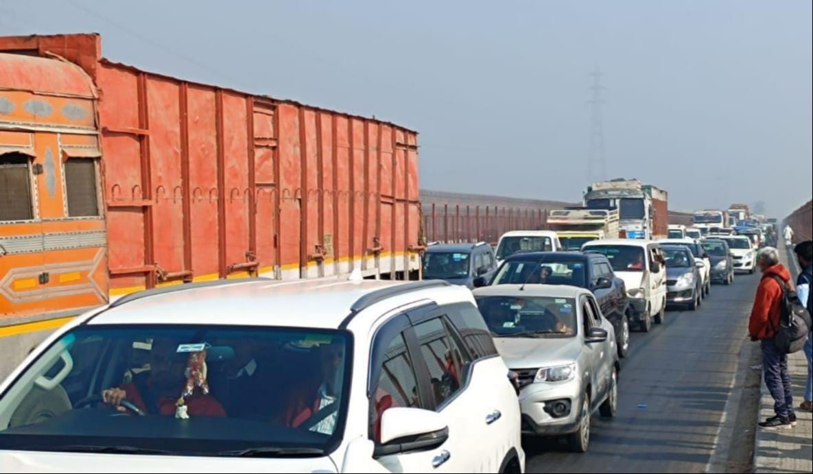 The crowd of devotees jammed the highway, vehicles were stuck for an hour