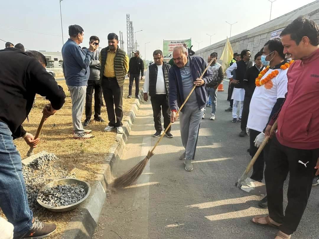Taking up the responsibility of cleanliness and beautification of the road, cleanliness campaign was launched