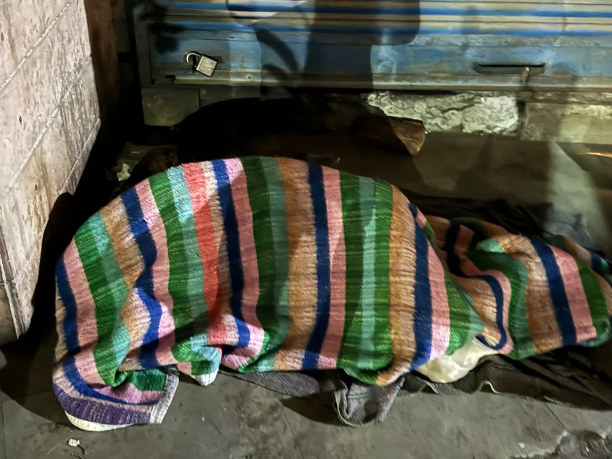 Night shelter not opened... Homeless people are spending their nights in the open on the streets.