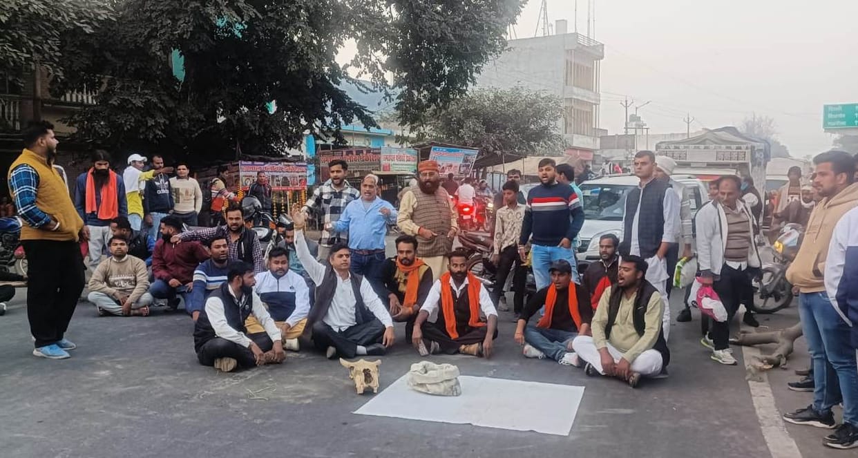 Bajrang Dal created ruckus against cow slaughter and blocked the road