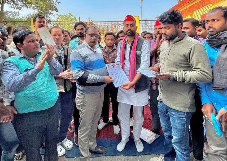 Villagers staged a protest at Jamaur power substation