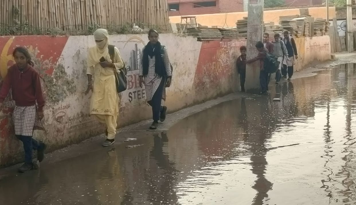 Dirt from clogged manholes came on the roads