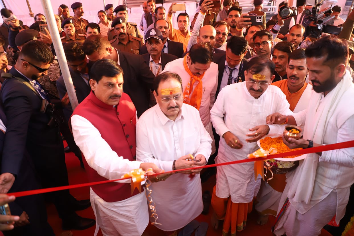 Ujjain News: JP Nadda visited Mahakaleshwar temple with his wife