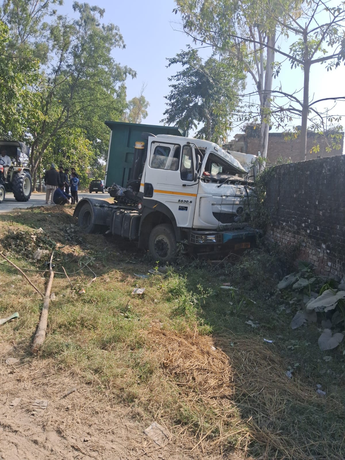 In an attempt to escape from the vehicle, the canter broke an electric pole and entered Khanti.