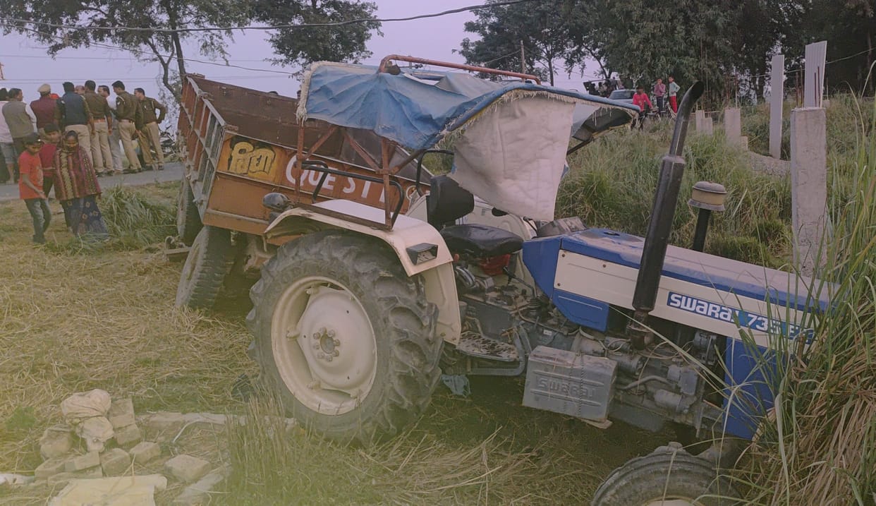 Trolley overturns, one laborer dies, one injured