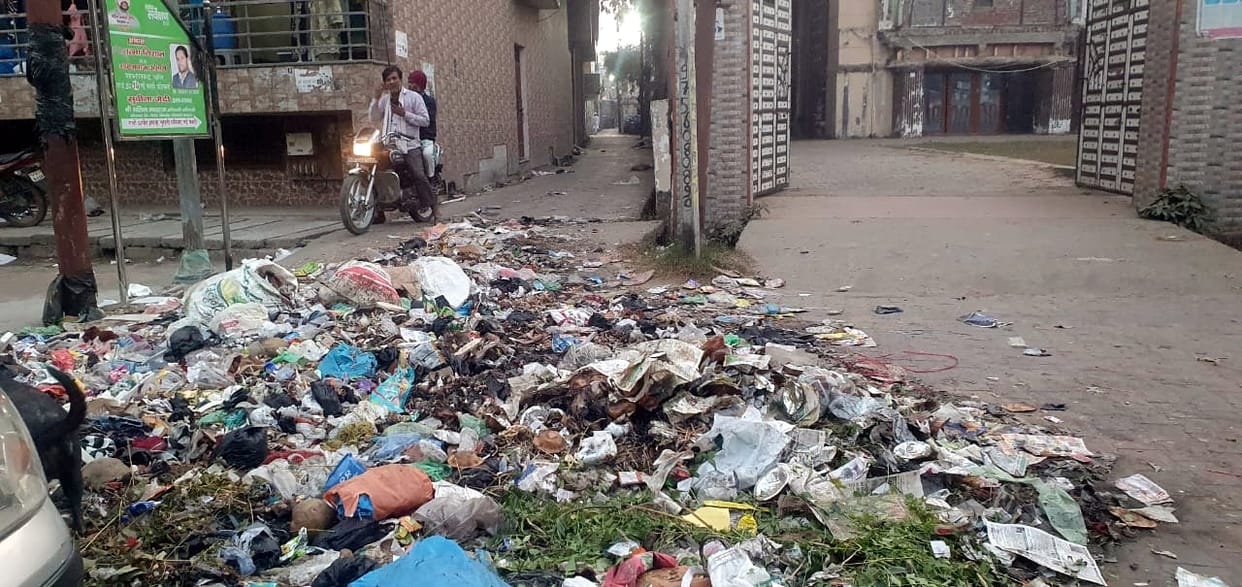 Cleaning system at a standstill in Naugawan Sadat, heaps of garbage piled up