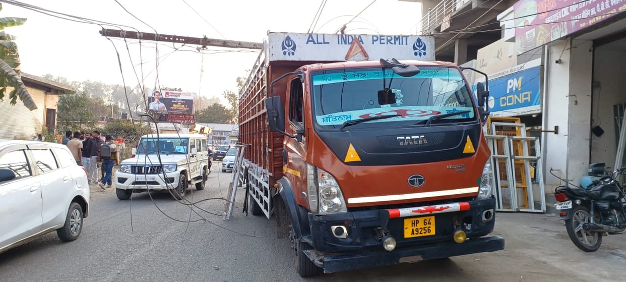 Electric wires stuck with mixer loaded in truck, four poles broken, jam created
