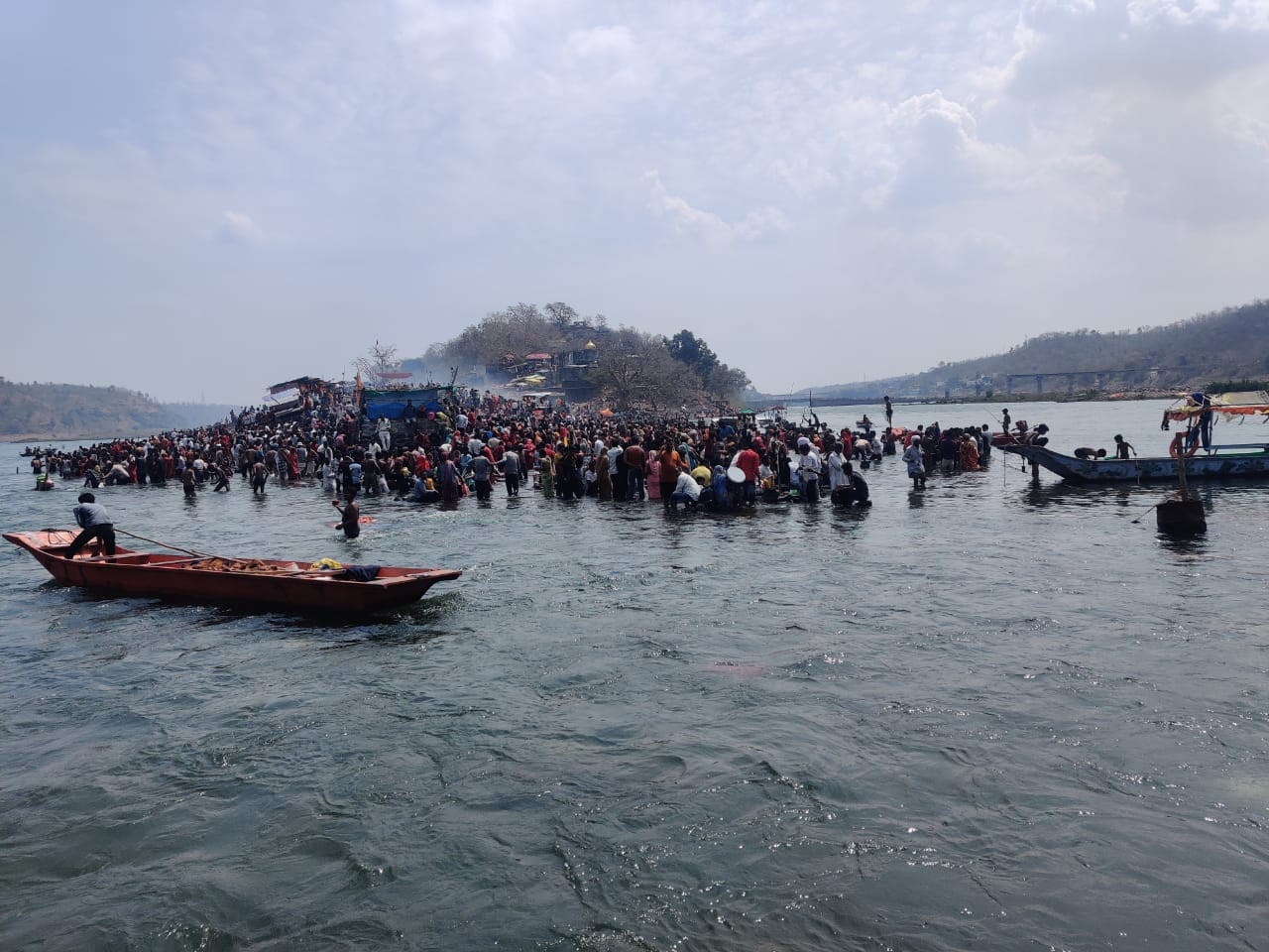 Khandwa: On Amavasya, 70 thousand devotees came to Omkareshwar and took the benefit of virtue