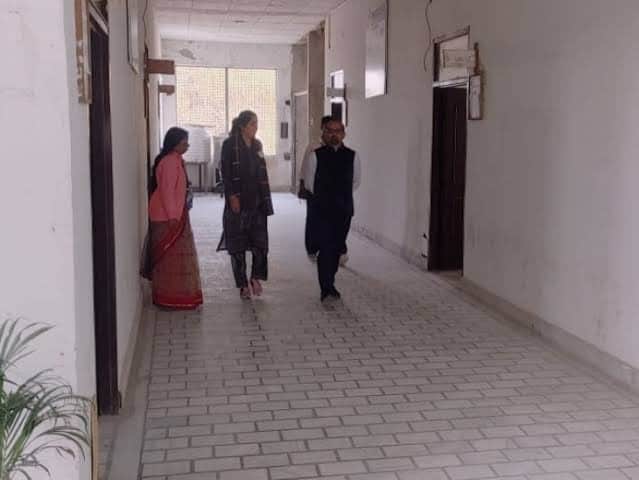 परीक्षा केंद्र का निरीक्षण करते हुए हनुमानगढ़ जिला कलेक्टर कानाराम