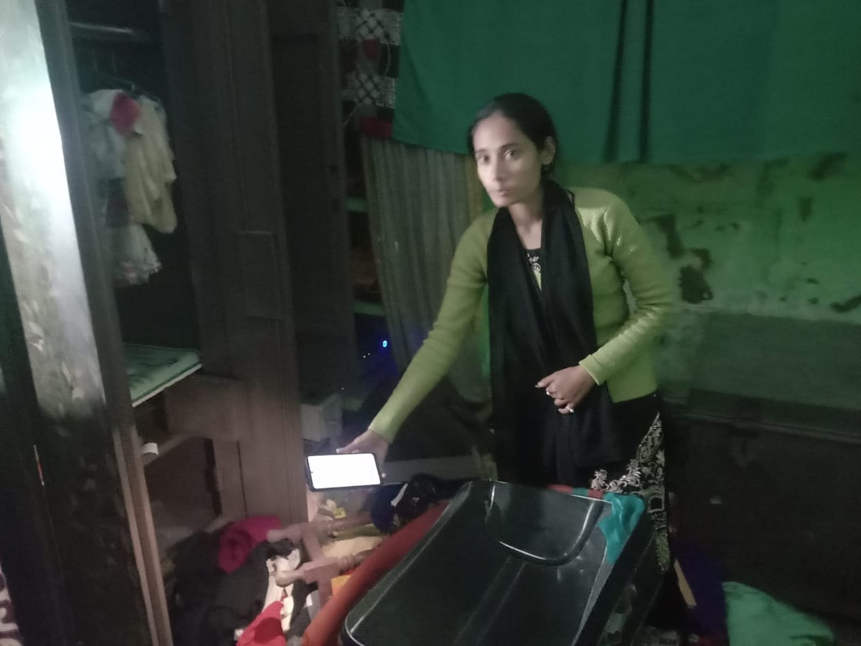 Thieves entered by jumping over the wall and took away jewelry and cash