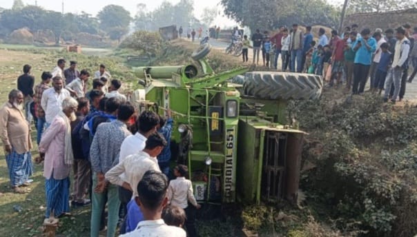 Two trucks collided on the highway while trying to overtake
