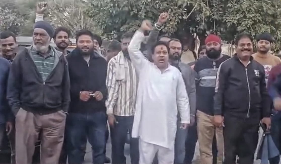 Taxi drivers protested against railway police