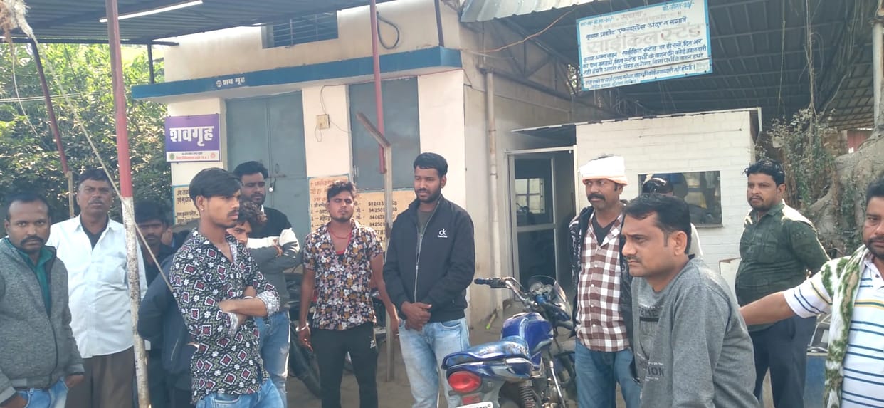 Damoh Woman dies in private hospital, family says doctor did not treat her, nurse kept giving medicines
