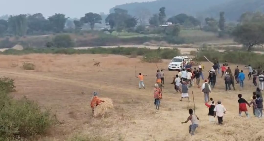 बाघ को खदेड़ते हुए ग्रामीण