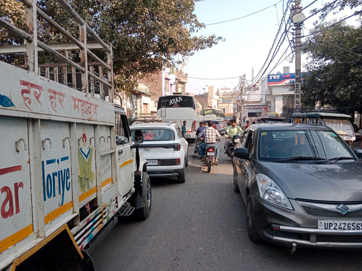 There was a jam on Bijnor-Badaun highway, commuters were troubled