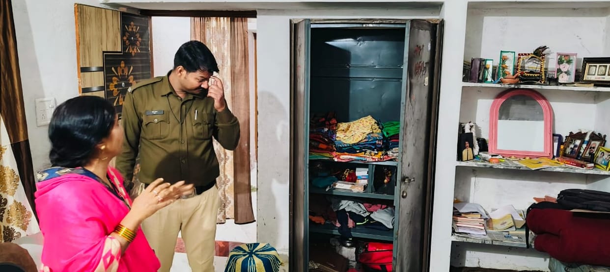 There was no clue of theft of jewelery worth lakhs, a bullion trader was robbed in the middle of the road