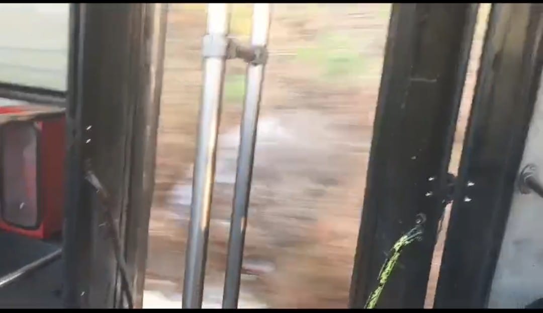 Bus turn did not stop, passengers shivered in the cold