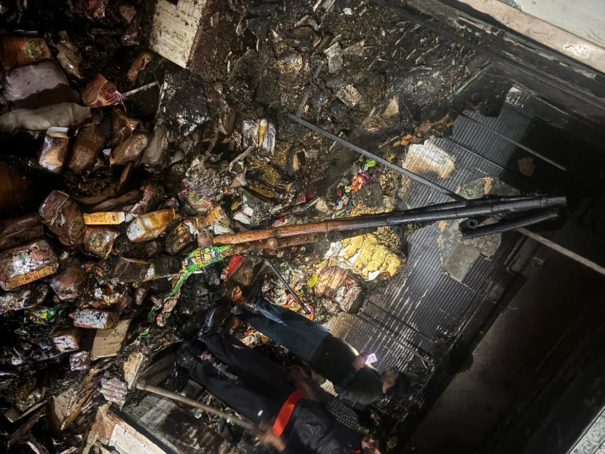 Fire breaks out in grocery store, loss of lakhs