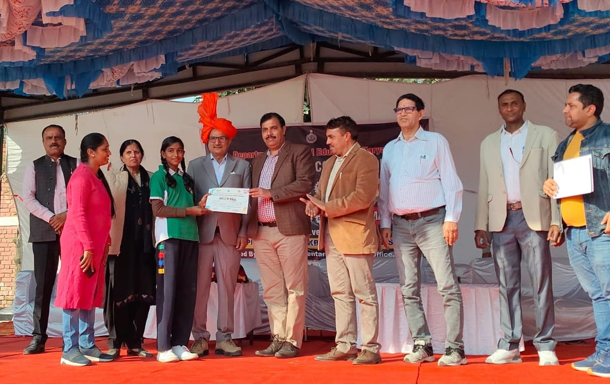 Himanshu and Kajal became winners of their categories in the district level art competition