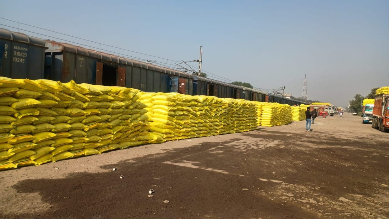 A rack of 2600 metric tonnes of urea fertilizer has been placed at the railway station, demand may increase this month