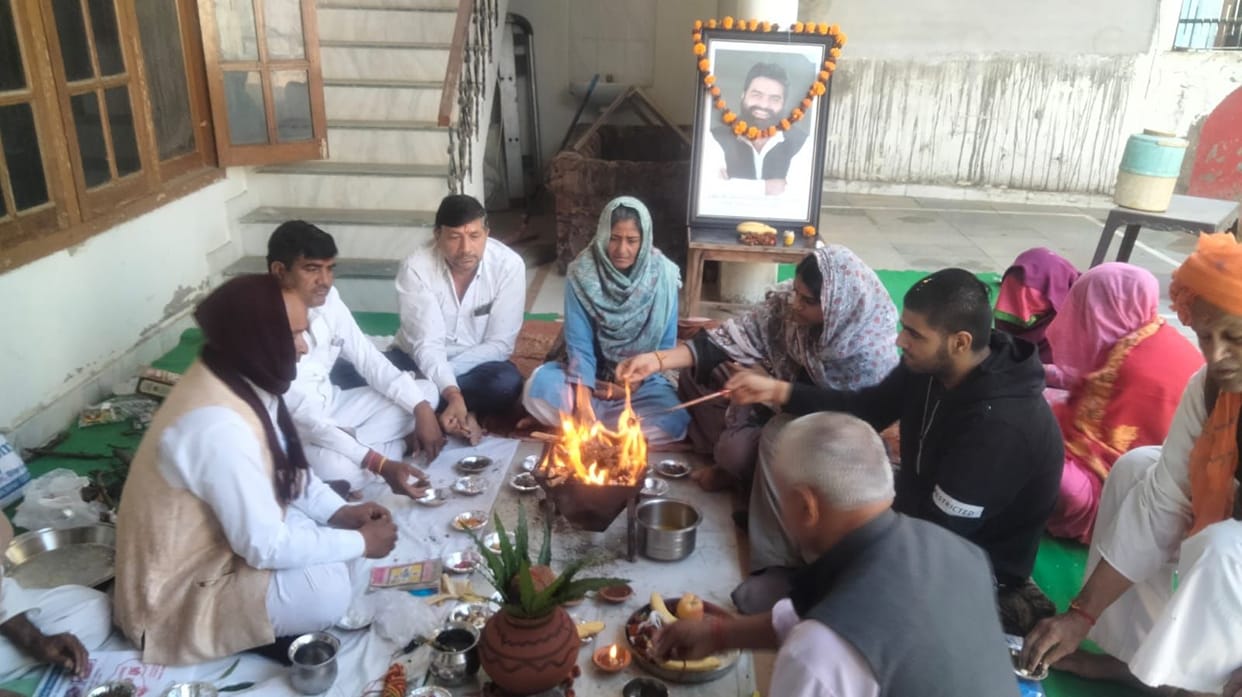 paid homage by offering offerings in the havan