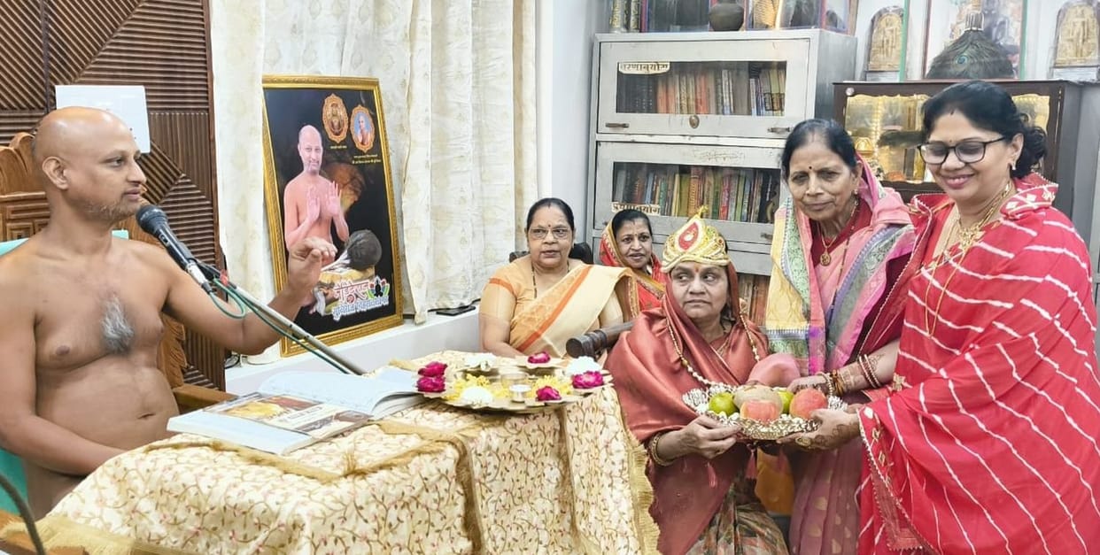 Meditation guru Upadhyay Vihasanta Sagar was worshiped with devotion.