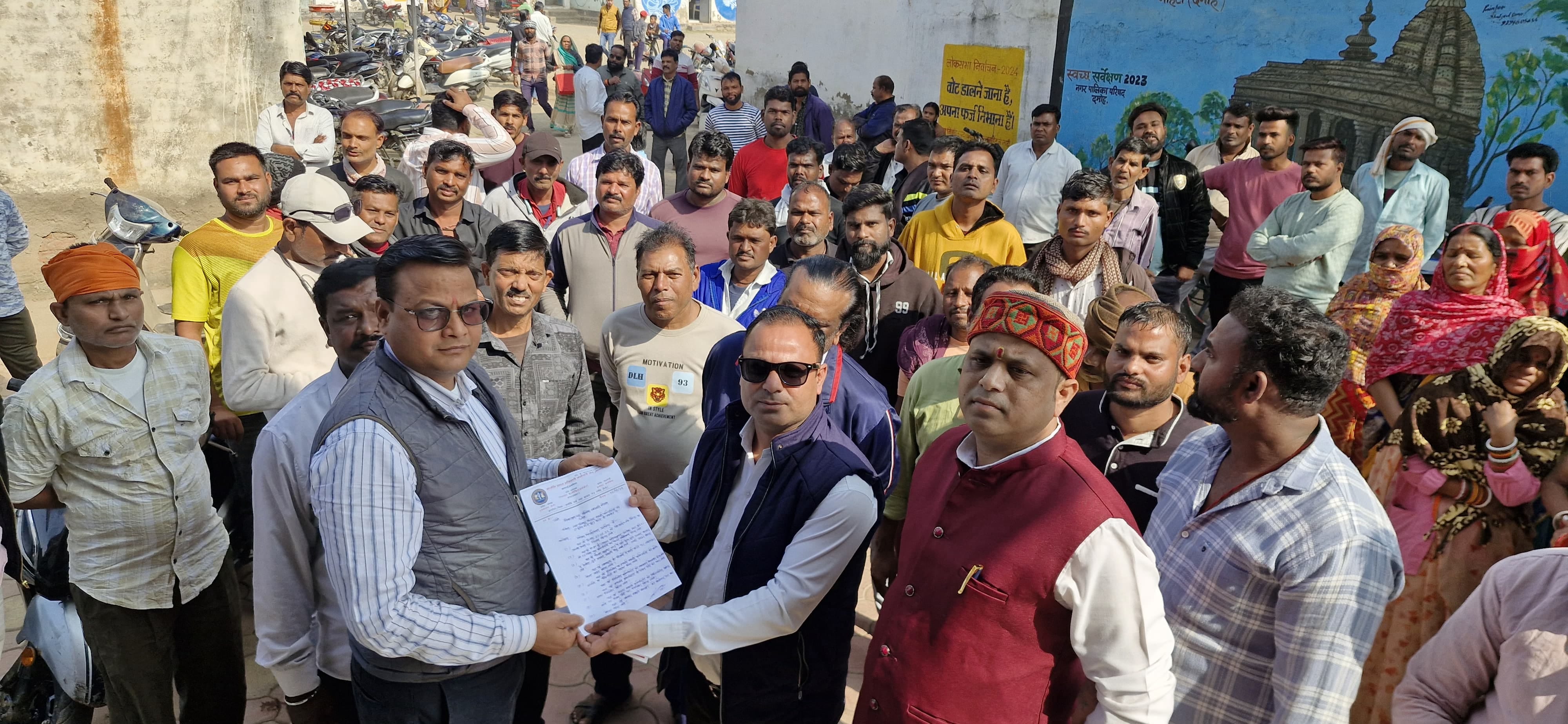ज्ञापन सौंपते कर्मचारी