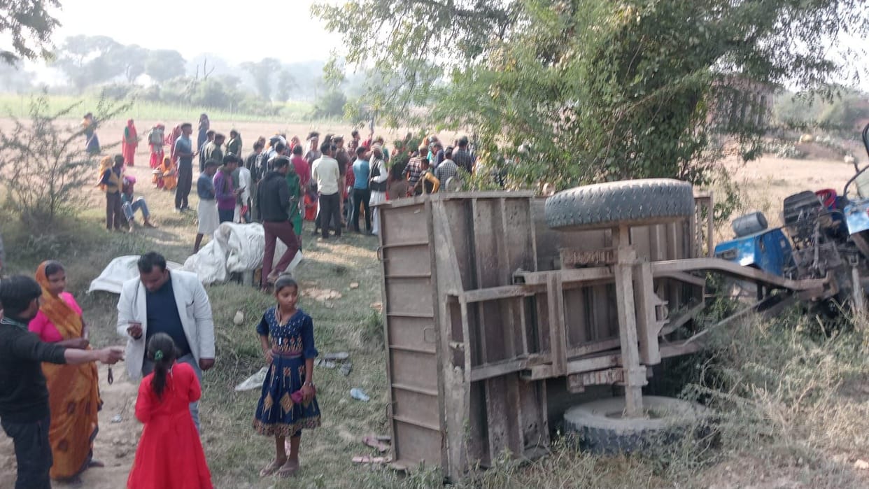 Tractor-trolley overturns while trying to save truck on state highway, 15 people injured