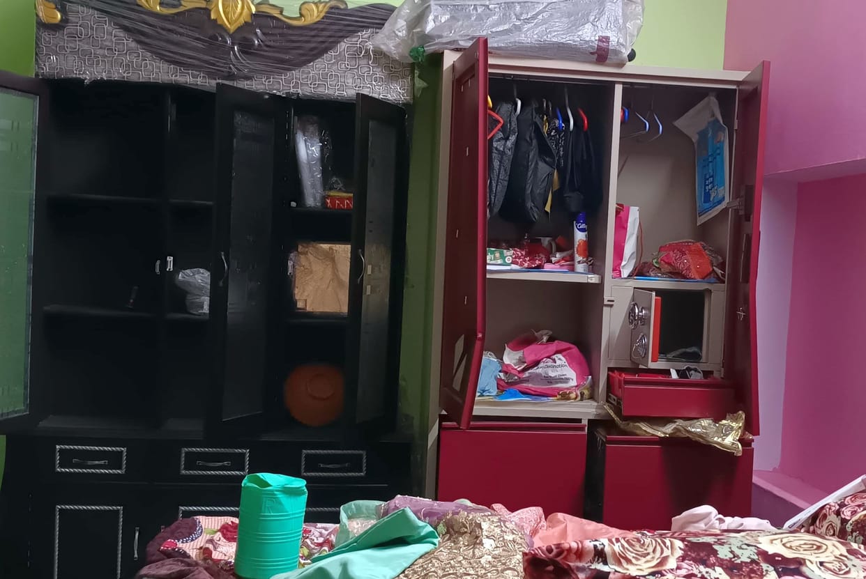Theft of foreign currency, cash and jewelery worth lakhs by breaking the lock of an abandoned house
