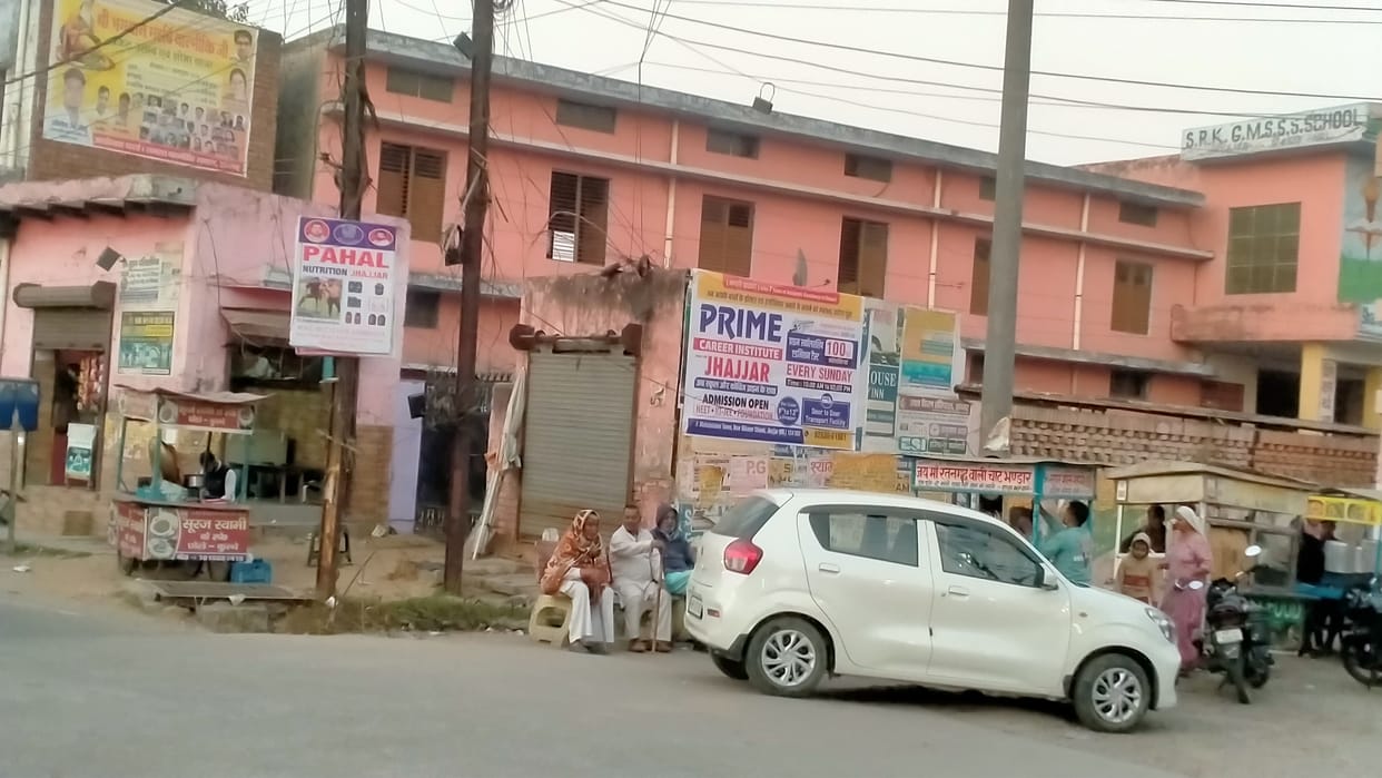 Amar Ujala investigation...Beedis, cigarettes and tobacco are being sold openly at tea shops outside schools and colleges.