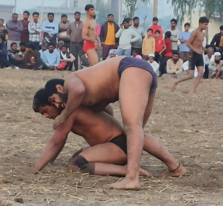 There was a tough competition between Mundet's Kala and Sauram's Vivek.