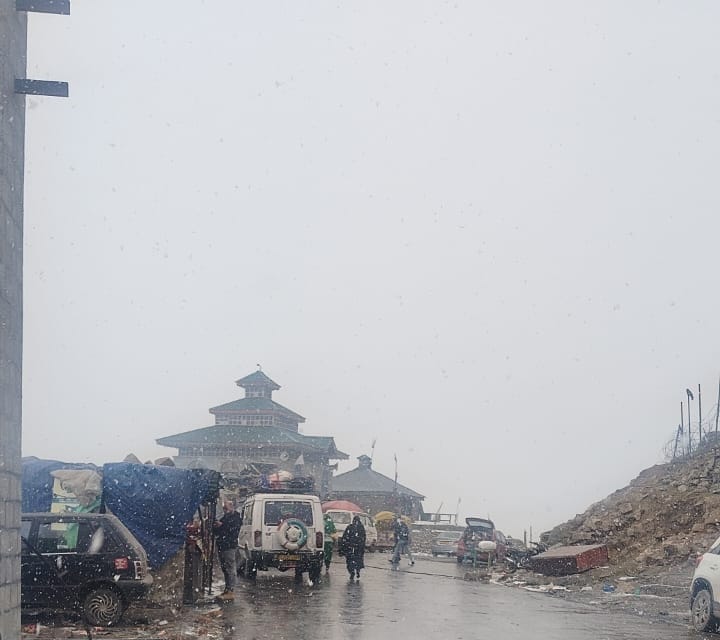 मुगल रोड पर पीर की गली क्षेत्र में दोपहर बाद शुरू हुई हल्की बर्फबारी। संवाद
