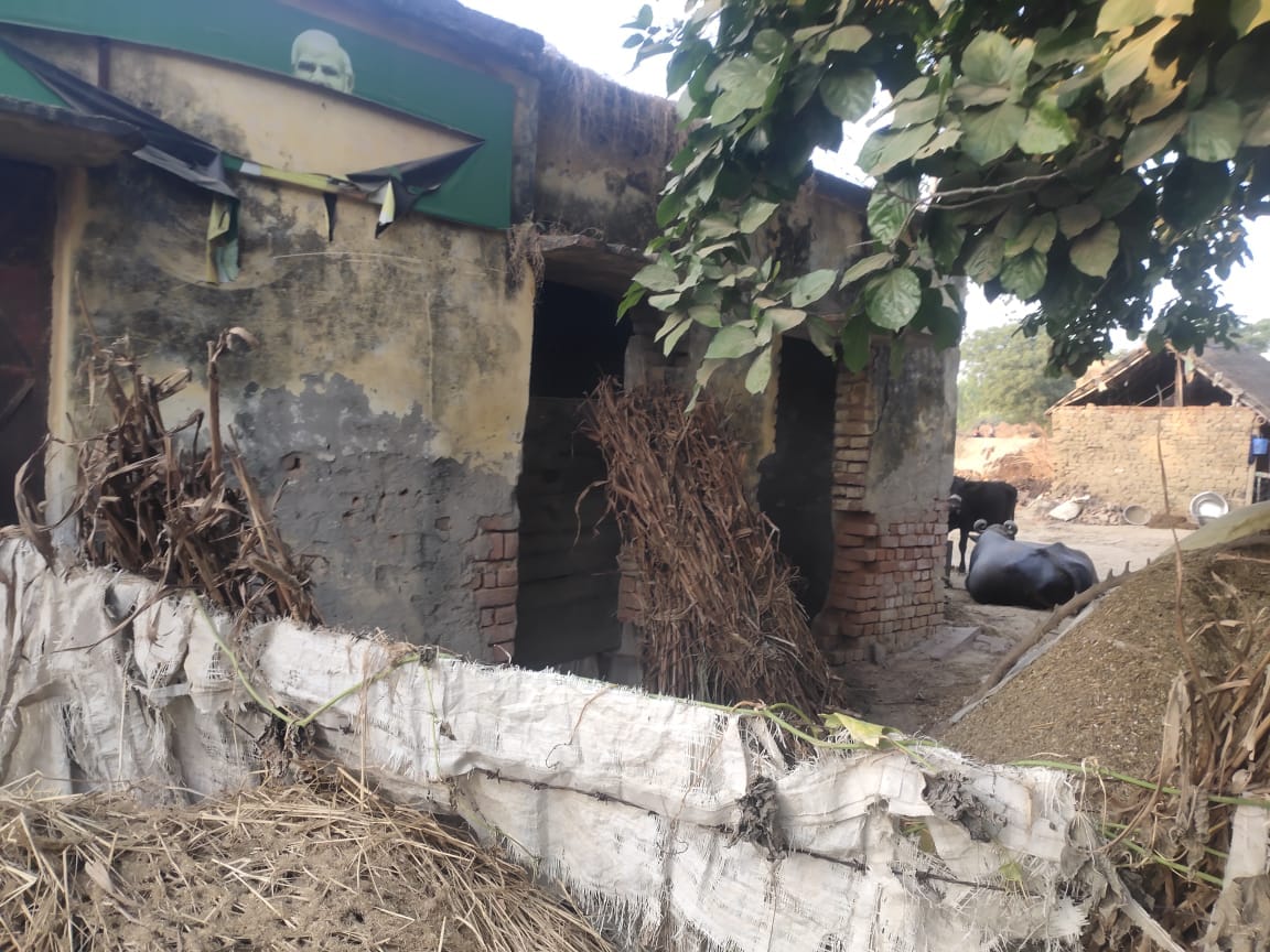 Buildings of cooperative societies are dilapidated, fertilizers are being distributed in the open
