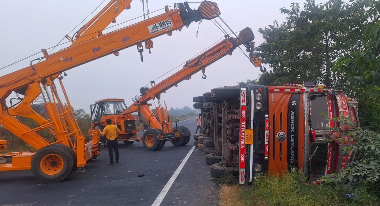 A tanker full of methanol overturned on the highway in Sitapur, the administration was left helpless
