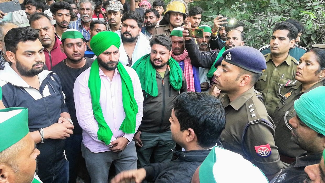 Protest by the team that arrived to demolish the houses of 107 families in Bengali Basti, ruckus