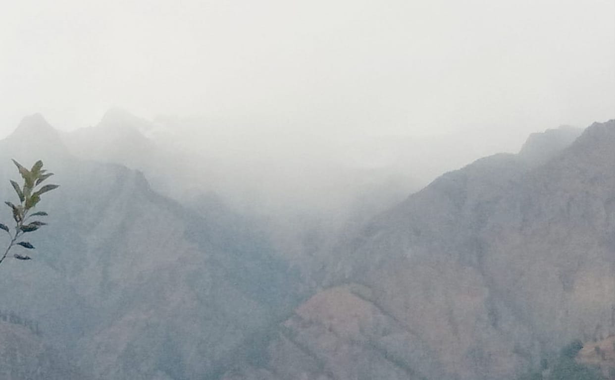 The peaks are white, the clouds are dark on the plains, without rain there is water on the hopes.