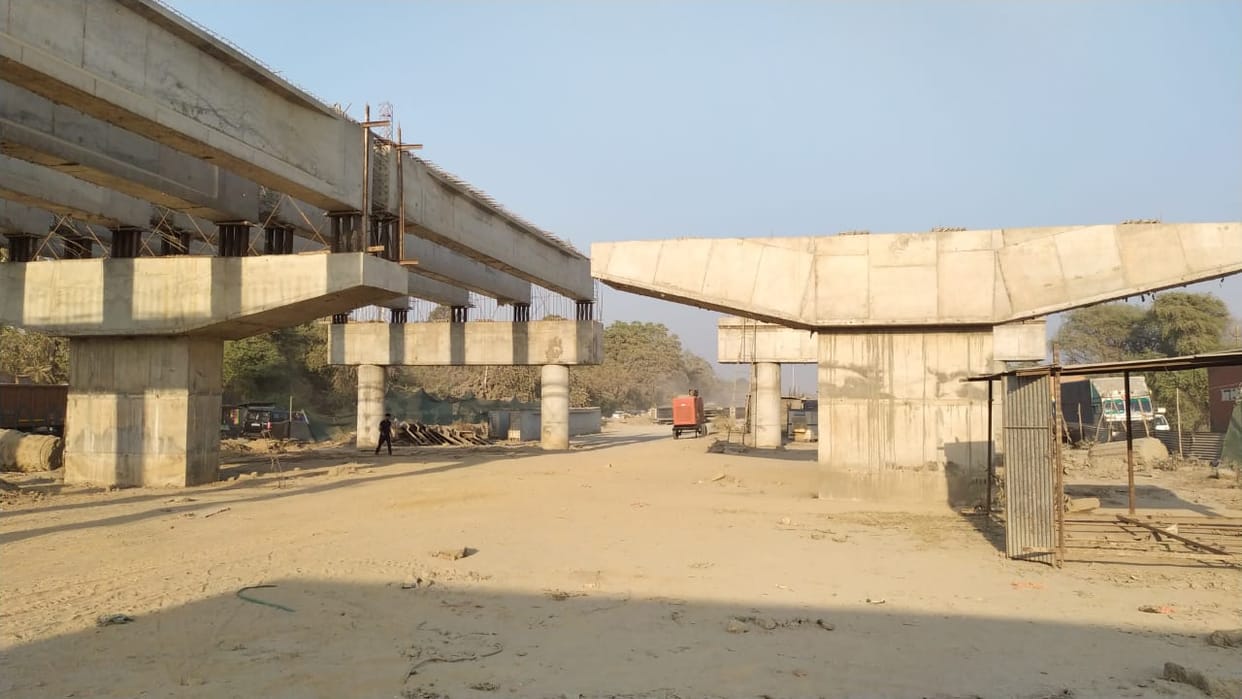Demand raised to repair the service road by tarring it, there will be relief from traffic jam