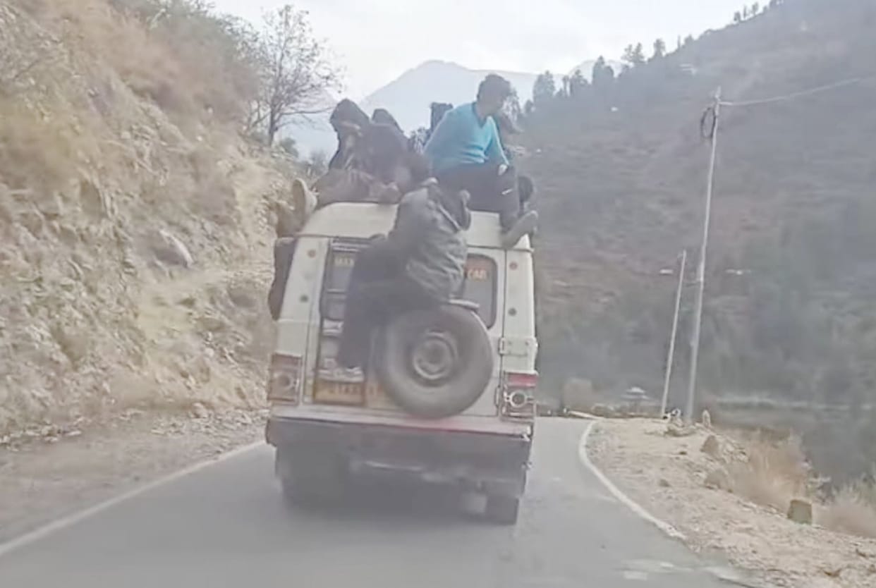 Passengers crammed inside, rides even on rooftop, taxi drivers don't care about their lives