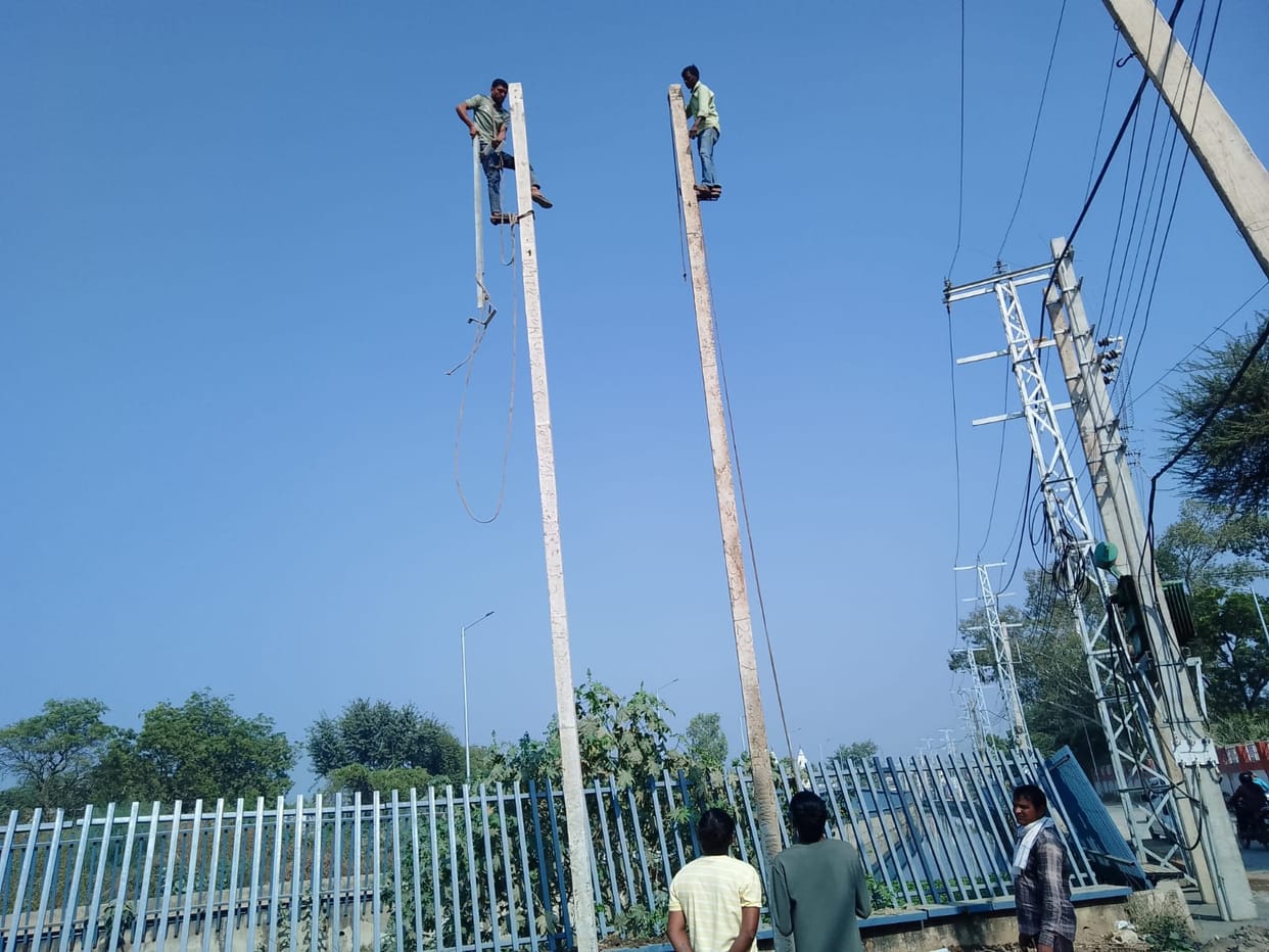 Iron pillars are being installed instead of cement on Goshala Road