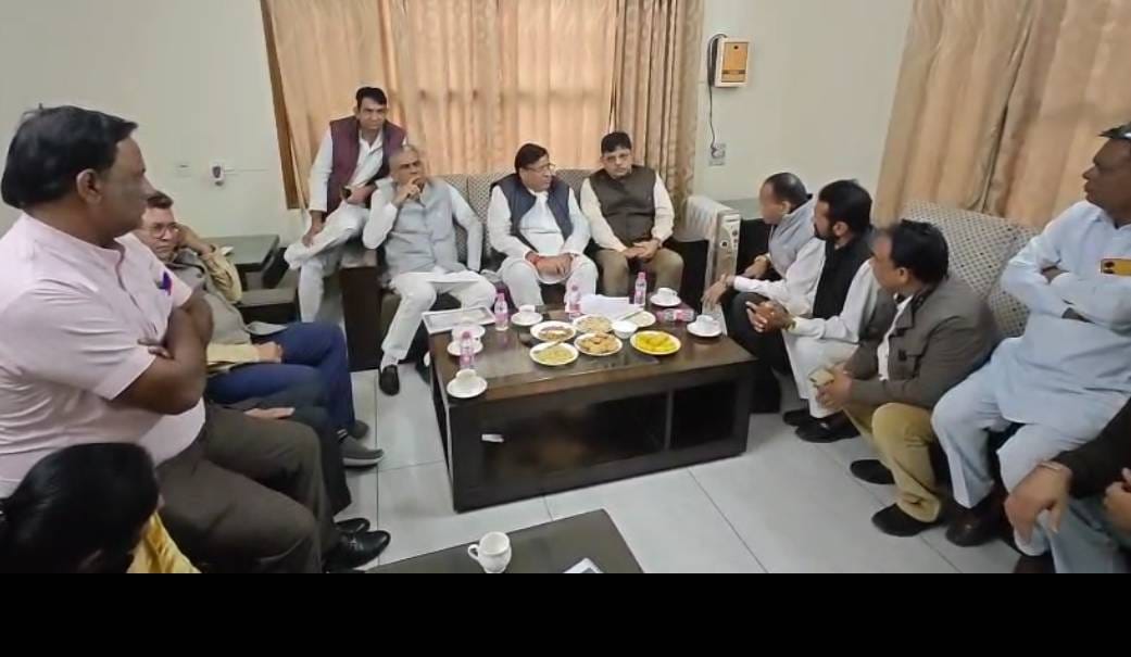 Pradhan and councilors complained in front of the civic body minister, said - work is not being done, there are irregularities in the construction of divider.