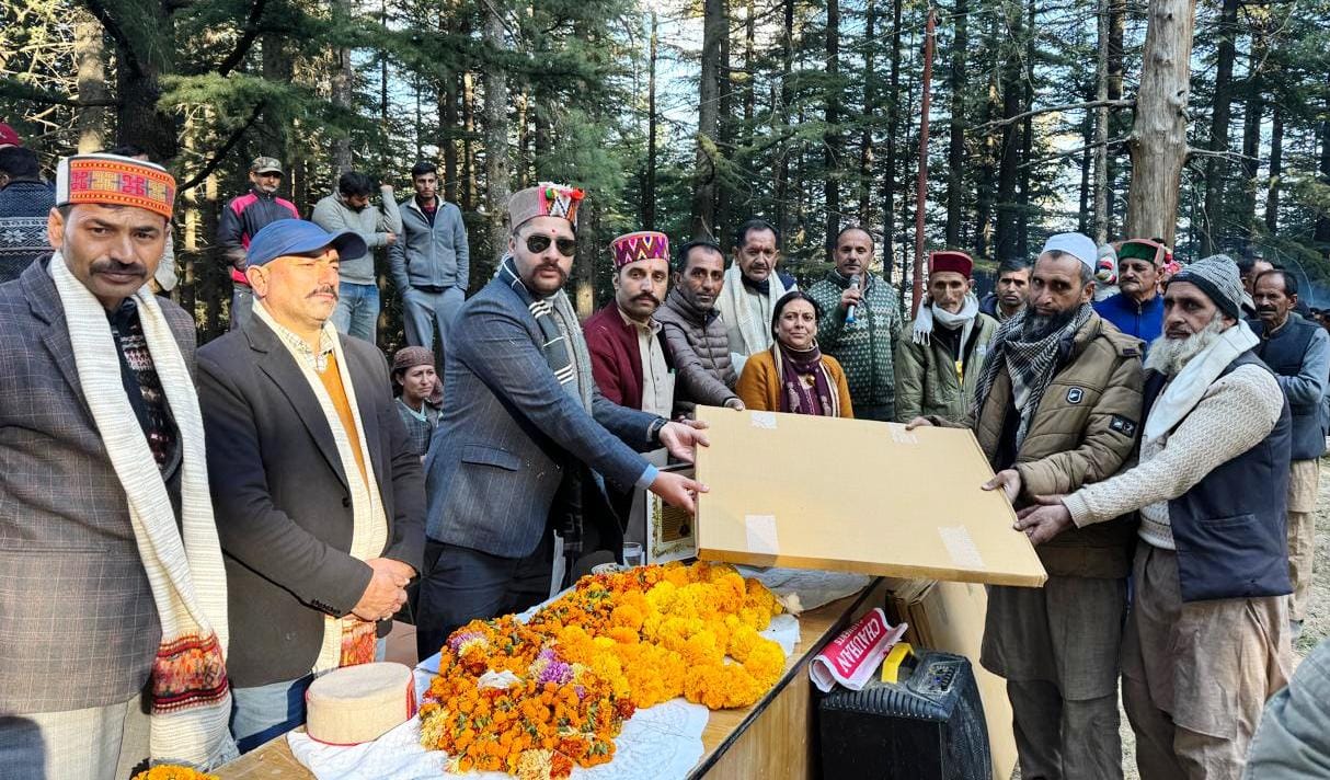 Solar street lights distributed to 135 families of Pauriya Panchayat