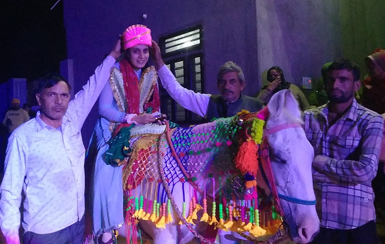 Dhigawa Mandi's daughter Anuradha's horse taken out