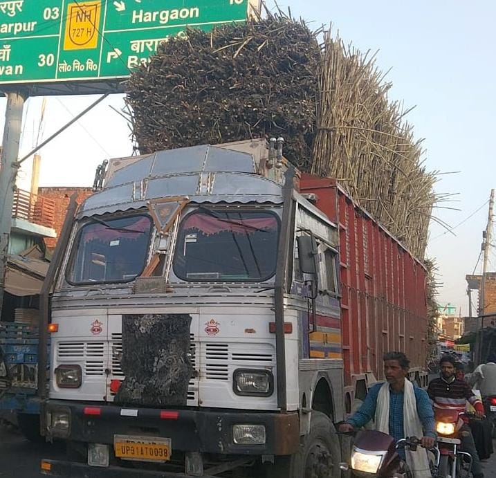Jam caused by trucks loaded with sugarcane
